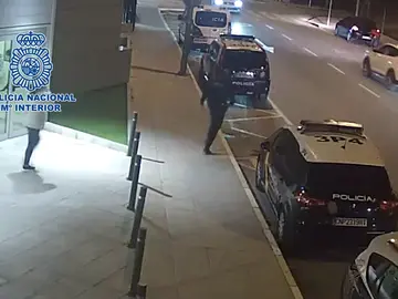 Un policía nacional salva a un niño de cuatro años de morir atragantado en Murcia Un policía nacional salva a un niño de cuatro años de morir atragantado en Murcia