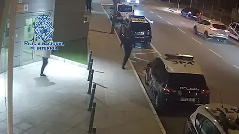 Un policía nacional salva a un niño de cuatro años de morir atragantado en Murcia Un policía nacional salva a un niño de cuatro años de morir atragantado en Murcia