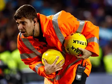 Barcelona - Real Madrid: Seguridad recoge balones lanzados al campo durante el Clásico Barcelona - Real Madrid: Seguridad recoge balones lanzados al campo durante el Clásico