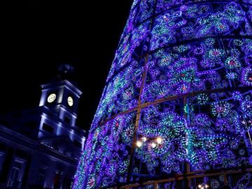 Vista del árbol de Navidad de la Puerta del Sol de Madrid