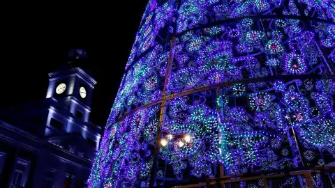 Vista del árbol de Navidad de la Puerta del Sol de Madrid Vista del árbol de Navidad de la Puerta del Sol de Madrid