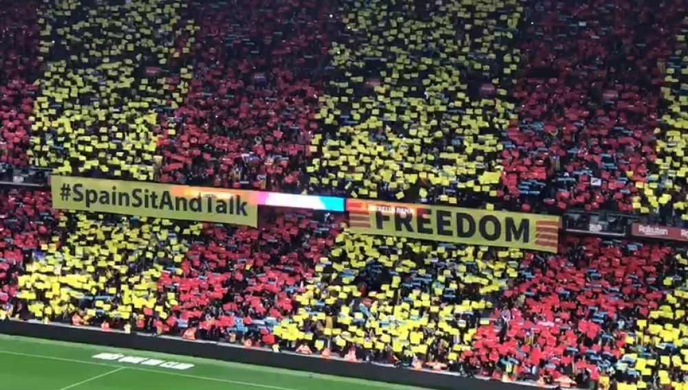 Las pancartas desplegadas en el Camp Nou