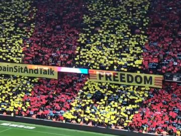 Las pancartas desplegadas en el Camp Nou