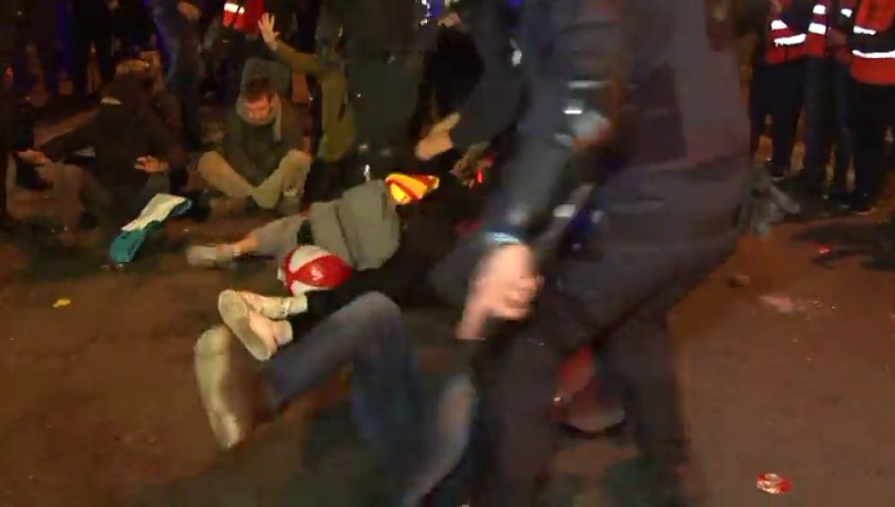 Mossos d'Escuadra arrastran por el suelo y cargan contra manifestantes en Barcelona
