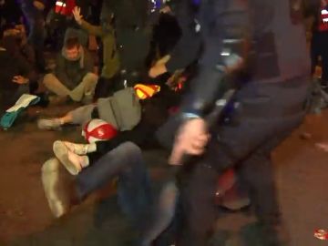 Mossos d'Escuadra arrastran por el suelo y cargan contra manifestantes en Barcelona