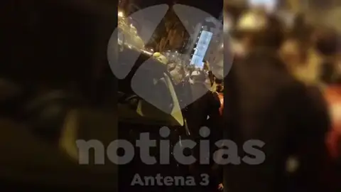 El momento en el que unos radicales impiden el paso a un vehículo que quería cruzar la protesta de Tsunami en Barcelona El momento en el que unos radicales impiden el paso a un vehículo que quería cruzar la protesta de Tsunami en Barcelona