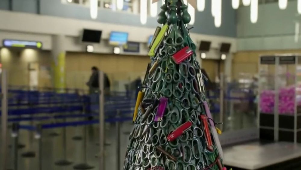 El árbol de Navidad más original está en Lituania: hecho con tijeras, navajas, balas y mecheros 