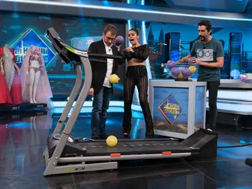 Marron sorprende a Cristina Pedroche jugando a mandar pelotas a otra dimensión Marron sorprende a Cristina Pedroche jugando a mandar pelotas a otra dimensión