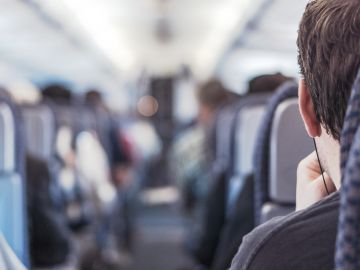 Un pasajero cumple el sueño de una mujer de 88 años en un avión