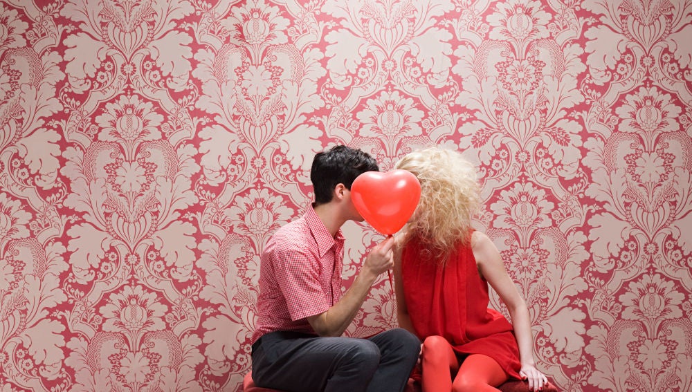 Pareja ocultando su beso