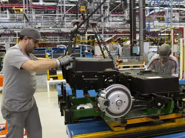 Fiat y Peugeot llegan a un acuerdo de fusión. En España la empresa italoestadonidense cuenta con tres plantas. Fiat y Peugeot llegan a un acuerdo de fusión. En España la empresa italoestadonidense cuenta con tres plantas.