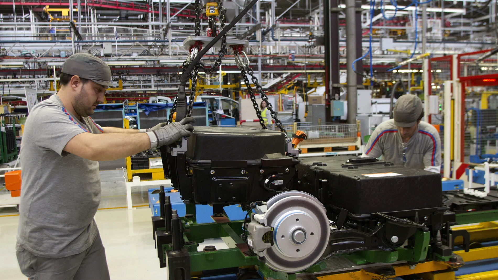 Fiat y Peugeot llegan a un acuerdo de fusión. En España la empresa italoestadonidense cuenta con tres plantas. Fiat y Peugeot llegan a un acuerdo de fusión. En España la empresa italoestadonidense cuenta con tres plantas.