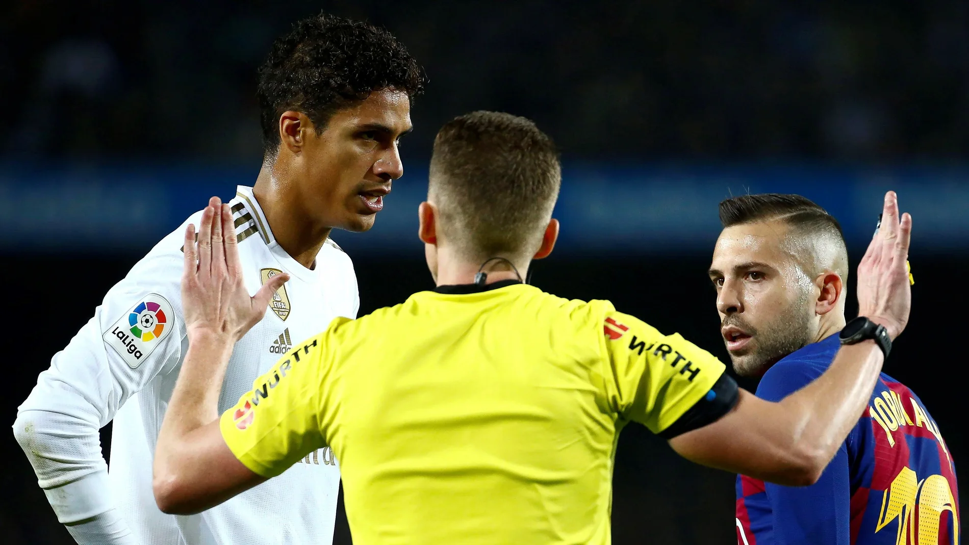 Varane protesta la jugada del posible penalti Varane protesta la jugada del posible penalti