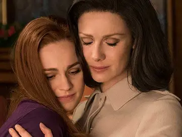 Sophie Skelton y Caitriona Balfe como Brianna y Claire Fraser en 'Outlander' Sophie Skelton y Caitriona Balfe como Brianna y Claire Fraser en 'Outlander'