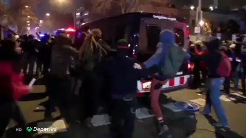 Los violentos métodos de los radicales de Tsunami Democràtic en los exteriores del Camp Nou: Pedradas, golpes, asaltos a furgonetas... Los violentos métodos de los radicales de Tsunami Democràtic en los exteriores del Camp Nou: Pedradas, golpes, asaltos a furgonetas...