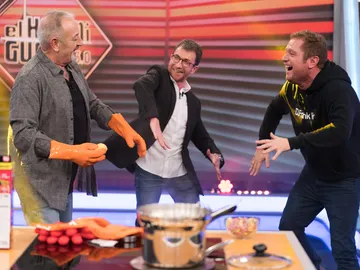 El Monaguillo se atreve a cocinar frente a Karlos Arguiñano con un baile estrella El Monaguillo se atreve a cocinar frente a Karlos Arguiñano con un baile estrella
