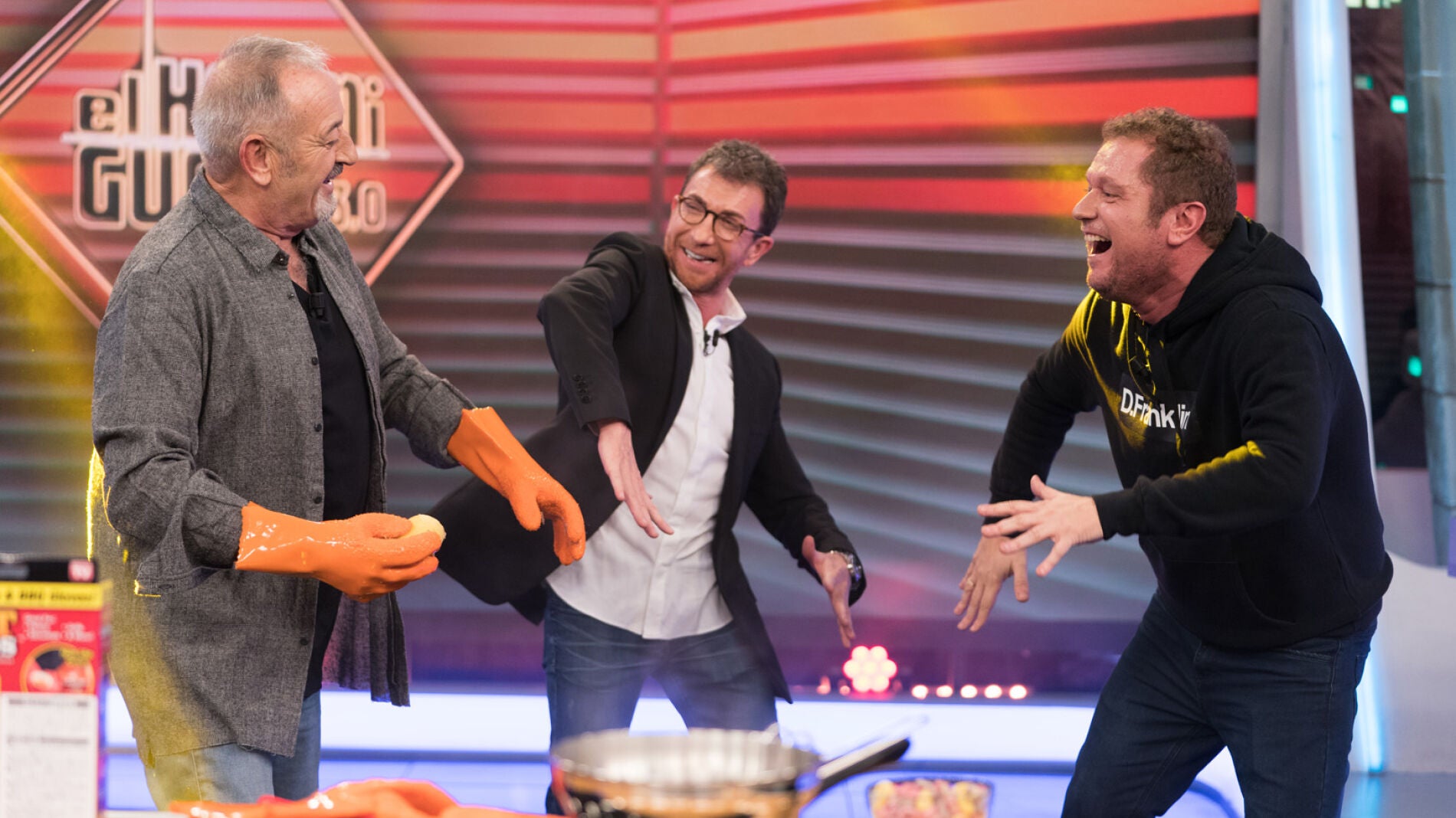 El Monaguillo se atreve a cocinar frente a Karlos Arguiñano con un baile estrella 