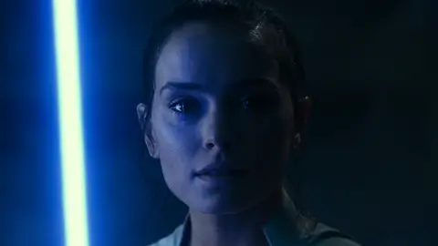 La actriz Daisy Ridley en una imagen promocional de 'Star Wars: El ascenso de Skywalker' El personaje al que interpreta es Rey, la protagonista de la última trilogía de 'La guerra de las galaxias'