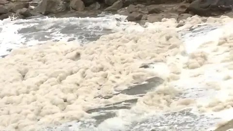 Destrozos en Galicia y espuma en la playa de A Guarda a causa del temporal Destrozos en Galicia y espuma en la playa de A Guarda a causa del temporal