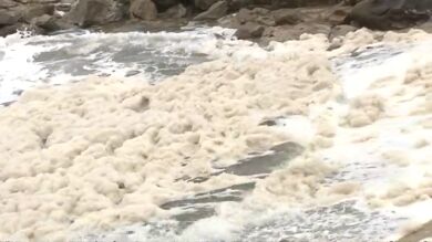 Destrozos, espuma en la playa de A Guarda y fuertes rachas de viento en Galicia a causa del temporal