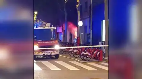 Un incendio en un edificio de Barcelona deja 14 heridos Un incendio en un edificio de Barcelona deja 14 heridos