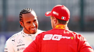 Hamilton habla con Vettel durante un Gran Premio