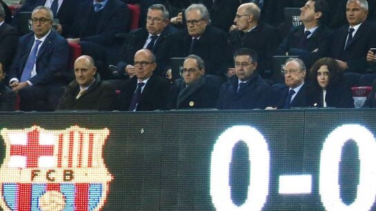 Quim Torra, Josep Mar&iacute;a Bartomeu y Florentino P&eacute;rez en el palco durante el Cl&aacute;sico