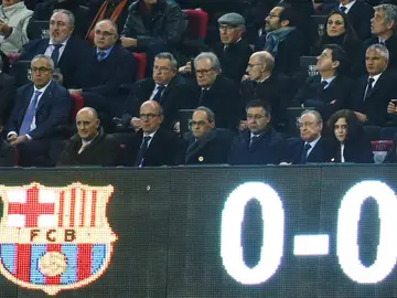 Quim Torra, Josep María Bartomeu y Florentino Pérez en el palco durante el Clásico Quim Torra, Josep María Bartomeu y Florentino Pérez en el palco durante el Clásico