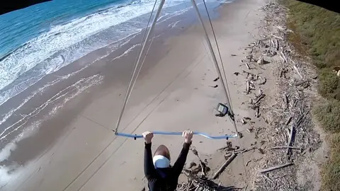 El momento en el que el hombre cae con su ala delta a la playa El momento en el que el hombre cae con su ala delta a la playa