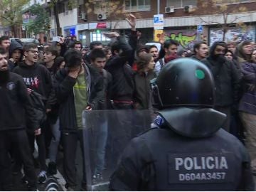 Los Mossos cargan contra un grupo de manifestantes en Barcelona