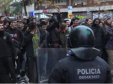 Los Mossos cargan contra un grupo de manifestantes en Barcelona Los Mossos cargan contra un grupo de manifestantes en Barcelona