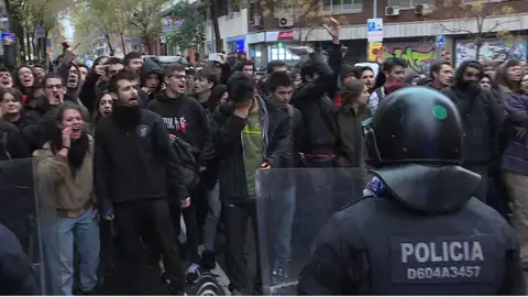 Los Mossos cargan contra un grupo de manifestantes en Barcelona Los Mossos cargan contra un grupo de manifestantes en Barcelona