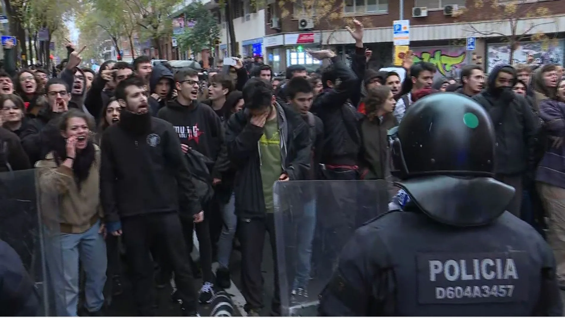 Los Mossos cargan contra un grupo de manifestantes en Barcelona Los Mossos cargan contra un grupo de manifestantes en Barcelona