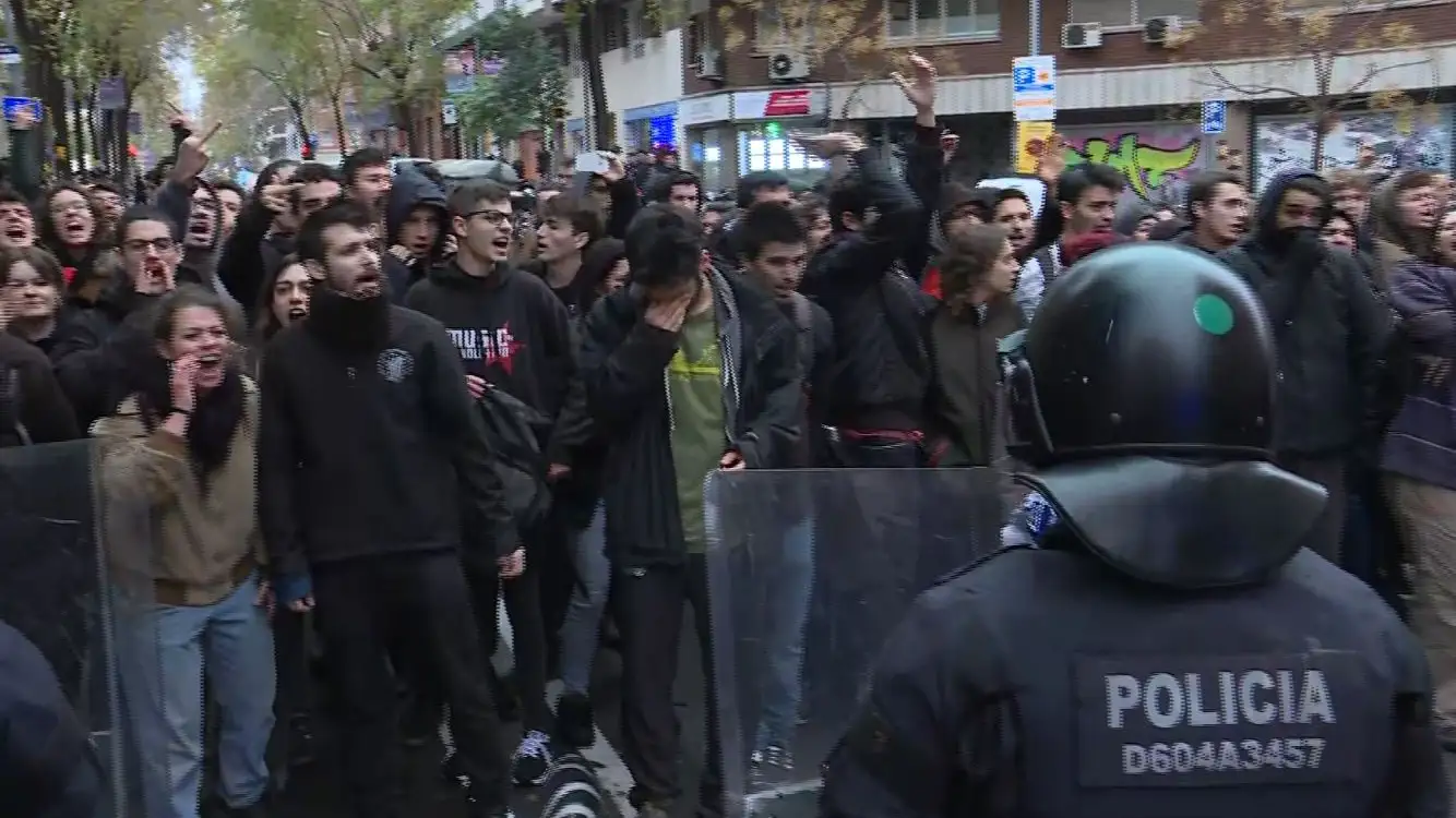 Los Mossos cargan contra un grupo de manifestantes en Barcelona Los Mossos cargan contra un grupo de manifestantes en Barcelona