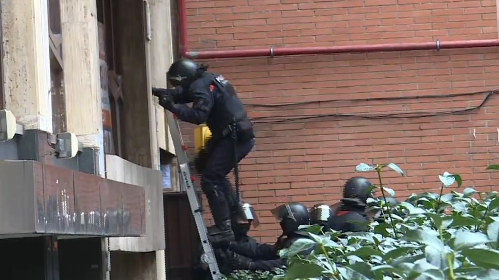 Los Mossos acceden por la ventana para proceder a un desahucio Los Mossos acceden por la ventana para proceder a un desahucio
