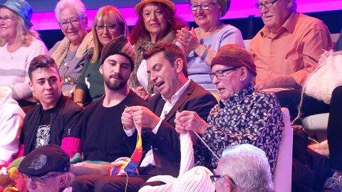 Arturo Valls reivindica en '¡Ahora caigo!' el movimiento de 'Hombres tejedores' 