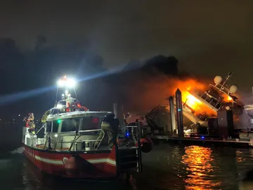 Un yate que pertenece al cantante Marc Anthony se incendia en Miami Un yate que pertenece al cantante Marc Anthony se incendia en Miami