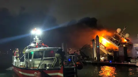 Un yate que pertenece al cantante Marc Anthony se incendia en Miami Un yate que pertenece al cantante Marc Anthony se incendia en Miami