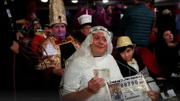 Jesús Manuel disfrazado de novia de blanco junto a su hijo Jesús Manuel disfrazado de novia de blanco junto a su hijo