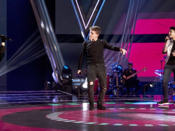 Puro espectáculo con Arkano, Julio Gómez y Sofía Esteban interpretando el exitazo ‘Déjala que baile’ en la Final de ‘La Voz Kids’