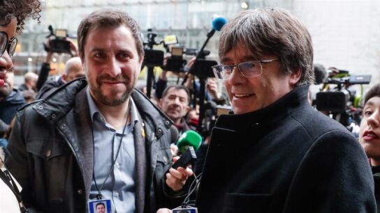 Puigdemont muestra su acreditaci&oacute;n como eurodiputado
