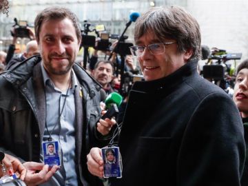 Puigdemont muestra su acreditación como eurodiputado