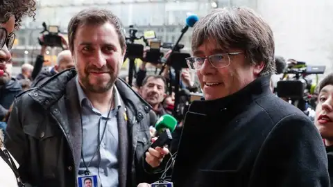 Puigdemont muestra su acreditación como eurodiputado Puigdemont muestra su acreditación como eurodiputado