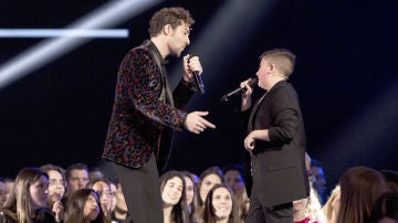 Un mar de l&aacute;grimas con la versi&oacute;n m&aacute;s conmovedora de &lsquo;D&iacute;gale&rsquo; hecha por David Bisbal y Chavito en &lsquo;La Voz Kids&rsquo;