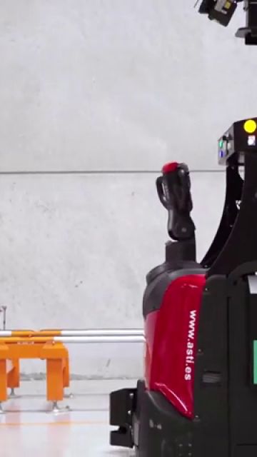La fábrica sin cables, el lugar donde los robots y los humanos son compañeros de trabajo