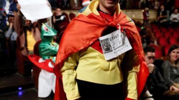 El joven malagueño Álvaro Pineda sorprendiendo con su disfraz de 'superhéroe español'