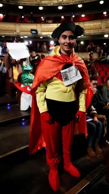 El joven malagueño Álvaro Pineda sorprendiendo con su disfraz de 'superhéroe español' El joven malagueño Álvaro Pineda sorprendiendo con su disfraz de 'superhéroe español'