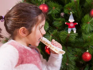 Niña comiendo turrón Niña comiendo turrón