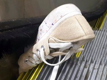 Metro de Madrid alerta del riesgo de "ir jugando" con el cepillo por quedarse incrustado las zapatillas