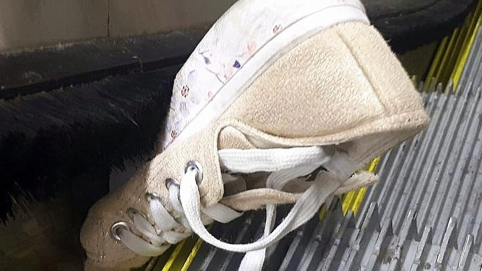 Metro de Madrid alerta del riesgo de "ir jugando" con el cepillo por quedarse incrustado las zapatillas Metro de Madrid alerta del riesgo de "ir jugando" con el cepillo por quedarse incrustado las zapatillas